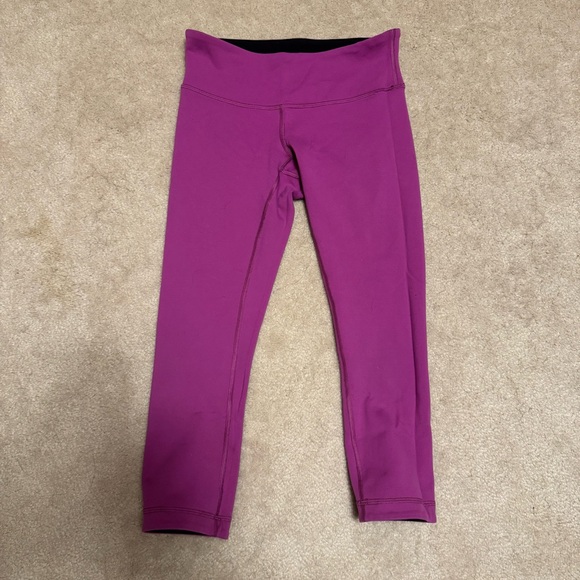 Lululemon Black and Fucsia reversible capri Leggings - Picture 2 of 3